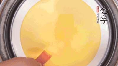 將火腿片均勻鋪上，繼續(xù)蒸6分鐘。