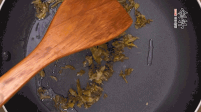 鍋中3成油溫時(shí)，下雪菜、辣椒圈翻炒40秒。