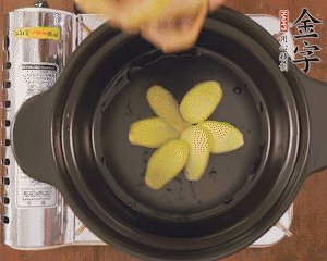 準(zhǔn)備土砂鍋，放姜片、鴿子、火腿片、蔥結(jié)、料酒，加沒過食材多些的清水，中小火燉煮。