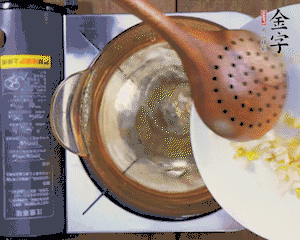 春筍丁焯水，1分鐘后加火腿丁一同汆燙1分鐘。