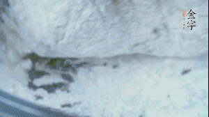 【面皮】2.將糯米粉和粳米粉混合，加煮好的艾草和適量清水，揉搓成面團。