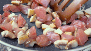 【餡料】4.鍋中油8成熱時，依次放入菌菇丁、香腸丁，適當放點糖調味，炒熟。