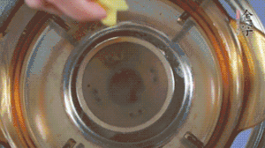 金字淡咸肉加姜片、料酒，冷水入鍋焯水。