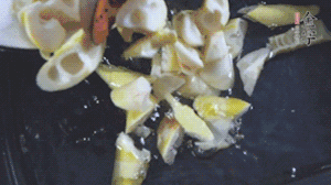 將淡咸肉、春筍、五花肉一起放入鍋中。