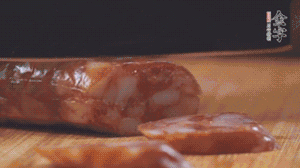 金字麻辣香腸切片，小青菜焯熟備用。