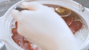 沿鍋邊倒一圈食用油蓋蓋，繼續(xù)小火燜8分鐘。