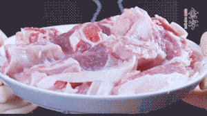 新鮮羊肉冷水入鍋，加姜片、清水焯水，除去血沫。