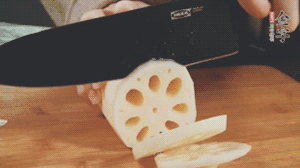 蔬菜清洗干凈切片。