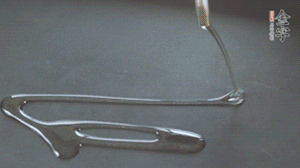 鍋中加少許油，爆香蔥姜蒜、香料 ，喜歡麻的也可以加點(diǎn)花椒！接著放入郫縣豆瓣醬煸炒出紅油。