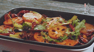 加入金字麻辣香腸，翻炒5分鐘左右。再加入之前準(zhǔn)備好的蔬菜，翻炒均勻，最后放入蝦。