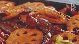 撒上芝麻和蔥，一道鮮香熱辣的麻辣香腸香鍋就做好了！