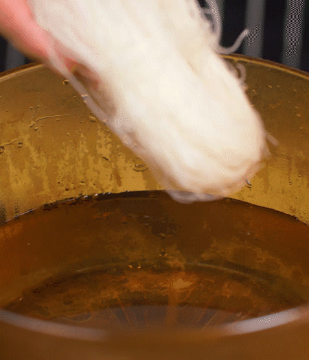 甜玉米煮熟剝粒，拌入適量沙拉醬拌勻。