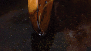 茄子切成長條，拍上生粉入油鍋炸制。