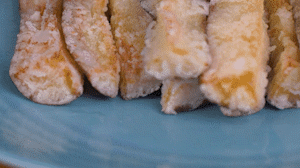 炸制油溫在7成左右，茄子炸至金黃色即可撈出。