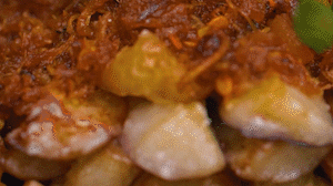 把茄子一條一條的擺好放在盤子上，上鍋蒸制3到4分鐘，出鍋后撒上蔥花。