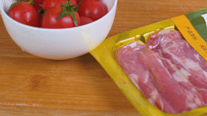 洋蔥、土豆切丁塊，火腿切小片，小番茄對半切開。