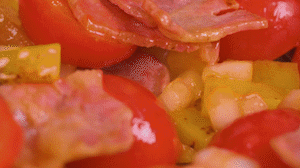 接著放入土豆和洋蔥，翻炒兩分鐘斷生。