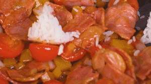 將米飯倒入鍋中搗散，同其他食材混合拌炒均勻關(guān)火。