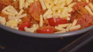 烤箱上下火180度預熱，將米飯分別盛入容器中。表面均勻的撒上馬蘇里拉芝士碎，放進烤箱中層烤20分鐘左右，待芝士融化上色即可。