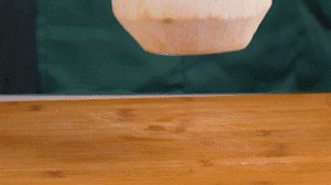 椰子切開頂部，把椰子水倒出，再把椰肉切片。