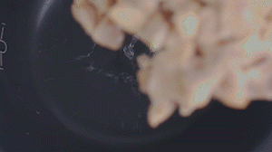 把雞、火腿、椰子水、椰肉、姜、紅棗放入電飯鍋，按下煲湯功能。