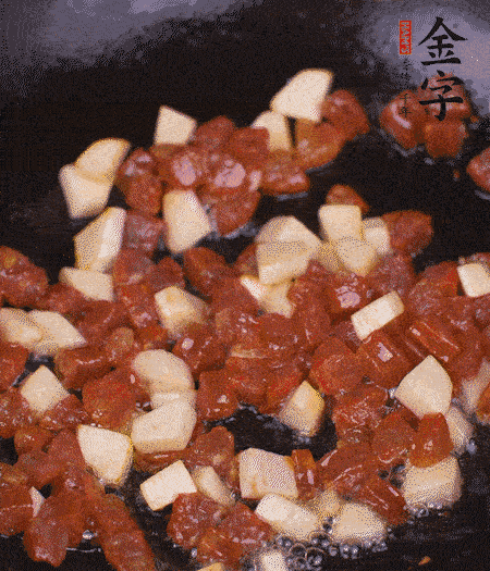 鍋中熱油，下香腸丁、茭白丁大火炒出香味。倒入米飯拍散，炒2～3分鐘。