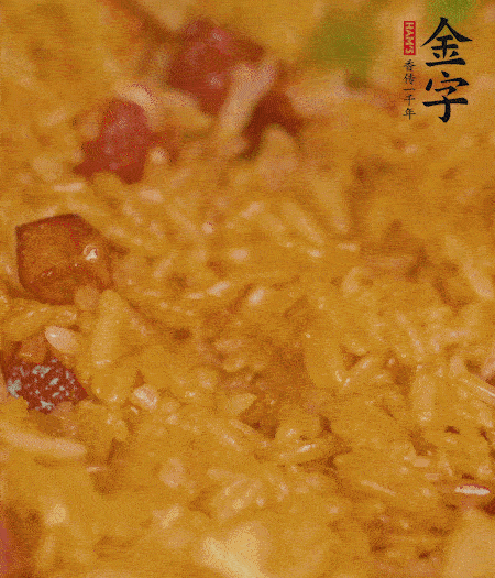 放一撮鹽、生抽少許，倒入炸好的芋頭。最后撒蔥花、蒜末翻炒均勻。