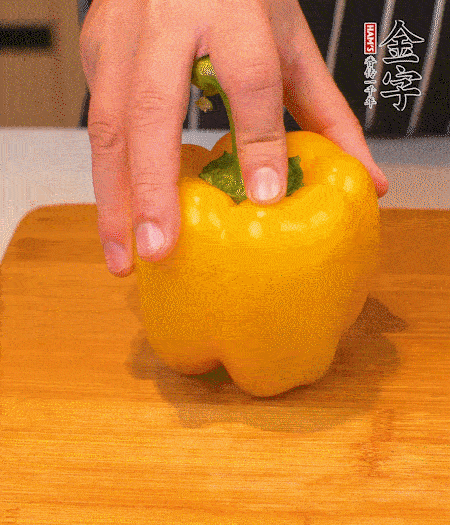 干花菇提前泡發(fā)，胡蘿卜、青椒、黃椒和花菇切丁，小紅椒切圈，小蔥切末。