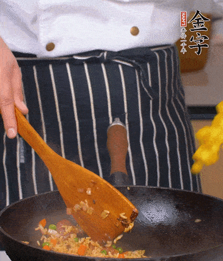 加咖喱塊、少許鹽、白糖調(diào)味，炒至咖喱塊融化后，倒米飯，翻炒至每粒米飯都包裹上咖喱，再放黃椒、青椒粒，出鍋前加菠蘿粒和小蔥翻拌均勻。