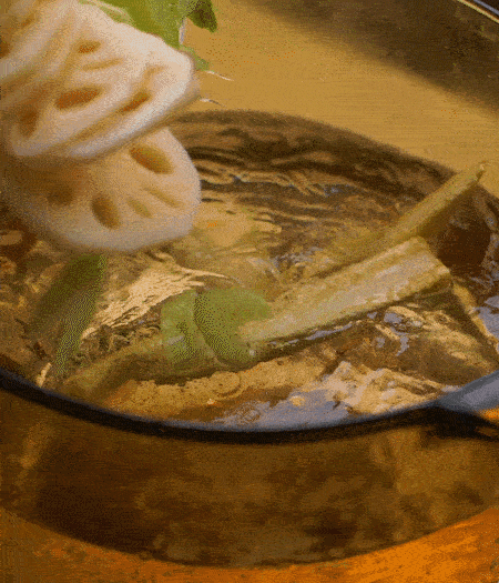 把玉米筍（對半切開）、西芹（切斜片）、蓮藕（切片），放入開水鍋內，加點少許鹽、油，汆燙2分鐘。