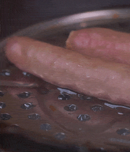 金字10°鮮低溫香腸蒸10分鐘后，切片。