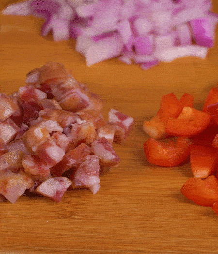 黃椒、紅椒、白洋蔥、土豆、大蔥分別切丁。金字10°鮮低溫香腸切丁。