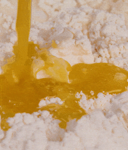 加融化的30g黃油（要不熱再倒）、黃椒、紅椒、白洋蔥、土豆、大蔥、香腸繼續(xù)攪拌均勻。