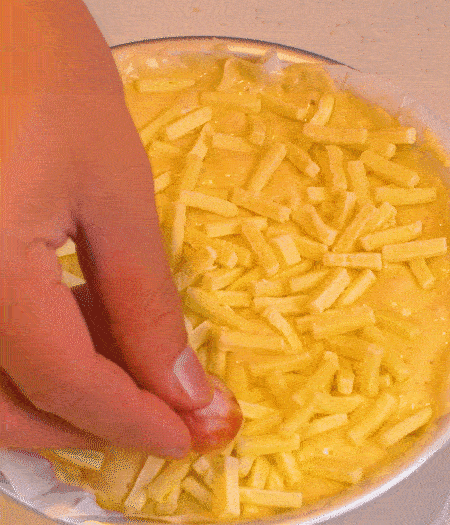 撒上馬蘇里拉芝士，用香腸片裝飾表面，180攝氏度烤箱烤20-25分鐘。