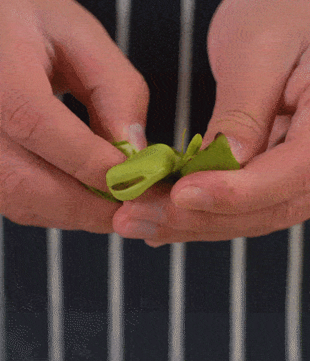 選用鮮嫩蠶豆，剝?nèi)ネ鈿ち粝露姑紫磧?，掰開成兩瓣。