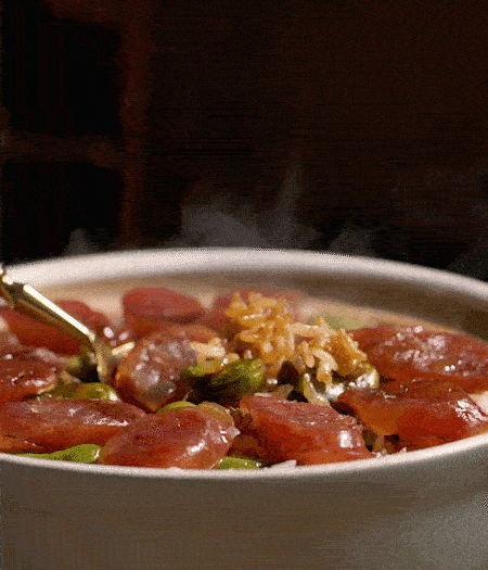 用生抽、白糖、蠔油、芝麻油調(diào)個(gè)汁，淋汁、攪拌、開吃。