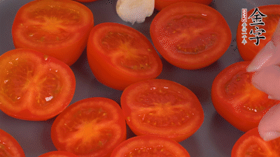 洗凈晾干的小番茄，對(duì)半切開(kāi)，加切塊的大蒜、迷迭香、黑胡椒、橄欖油190度烤40分鐘、200度烤20分鐘。