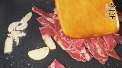 意面按照包裝時(shí)間煮熟過(guò)涼水，金字淡火腿切成小片。