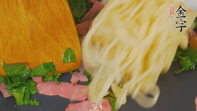 鍋中倒油燒熱，蒜片煸香，淡火腿略翻炒。