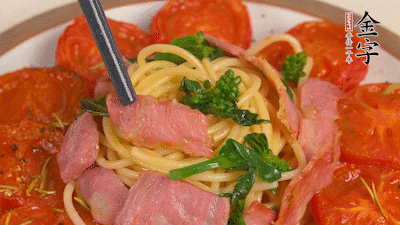 加菜花翻炒1分鐘后加意面，翻炒1分鐘后用少許鹽、黑胡椒調(diào)味即可。