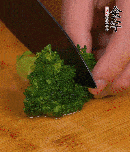 西蘭花用淡鹽水浸泡十幾分鐘后過開水焯燙熟后撈出。