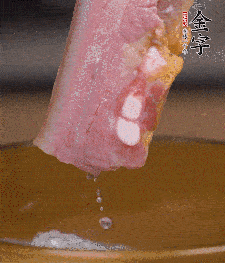 煮過的西蘭花切碎。煮熟的淡咸肉切丁。