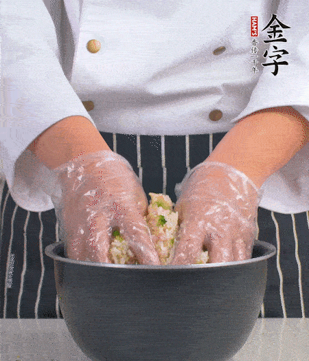 米飯中放西蘭花碎、咸肉丁，加少許黑胡椒、十來滴橄欖油拌勻。