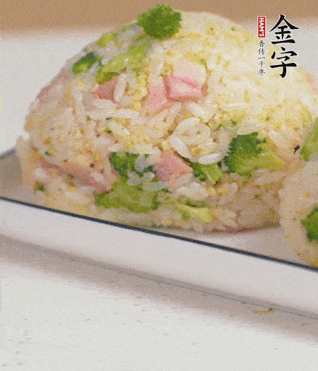 拌好的飯攥成飯團(tuán)。