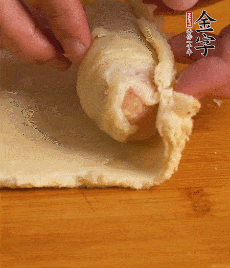 吐司卷起香腸，吐司尾端涂抹少許全蛋液，卷好的吐司表面蘸上蛋液，在裹上一層面包糠，送入預(yù)熱好的烤箱中。