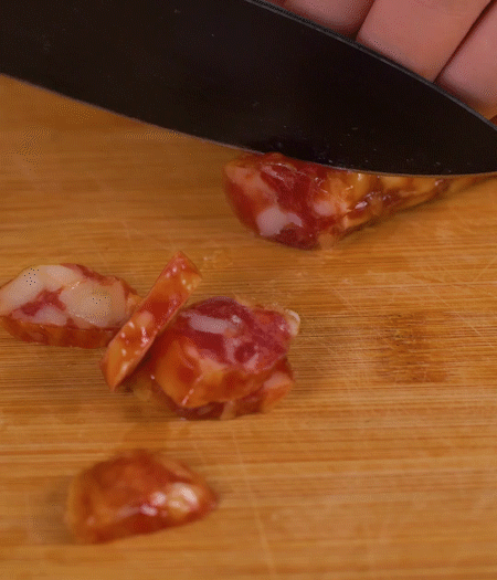 香腸切薄片。