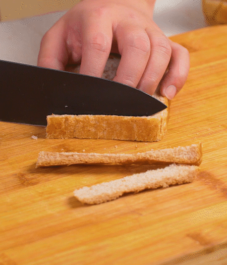 取1片黑麥吐司片，去掉邊邊，涂上一層蛋黃醬。