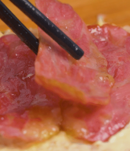 放上火腿、芝士片、生菜，再放一片土司。