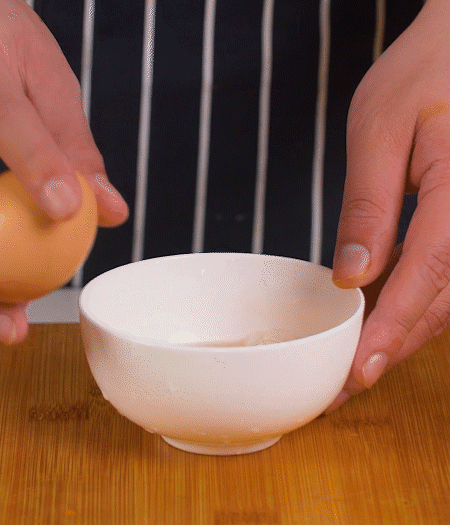 起鍋熱油，蛋液煎成雞蛋碎。金字淡咸肉切成絲。