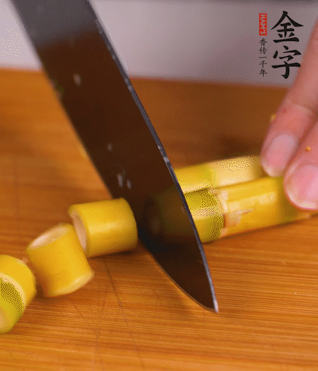 小野筍剝?nèi)ネ馄ぃ谐尚《巍?>
					</div>
					<span>步驟 2/7</span>
					<p>小野筍剝?nèi)ネ馄?，切成小段?/p>
				</li><li>
					<div   id=